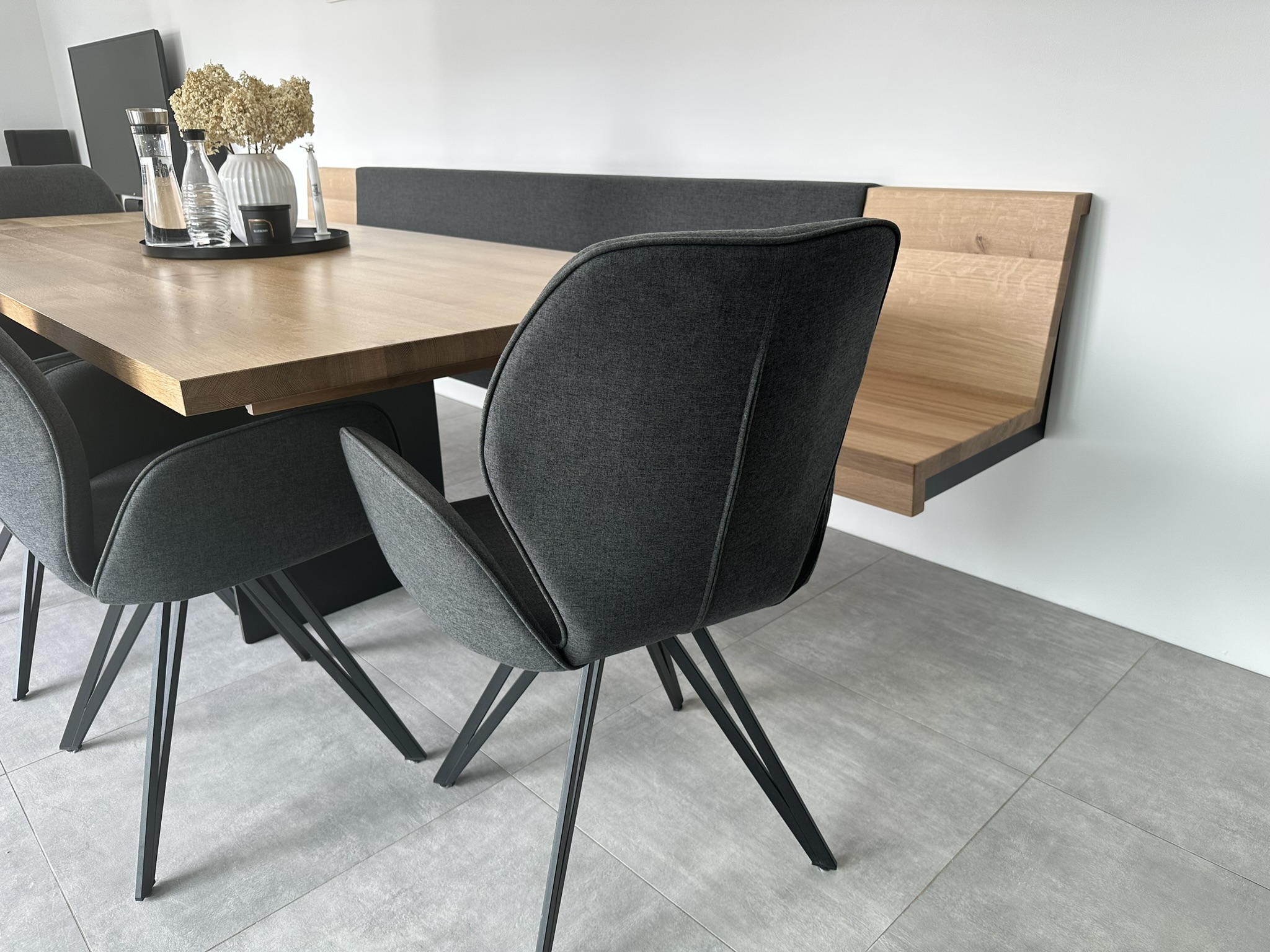 Esszimmer mit schwebender Eckbank