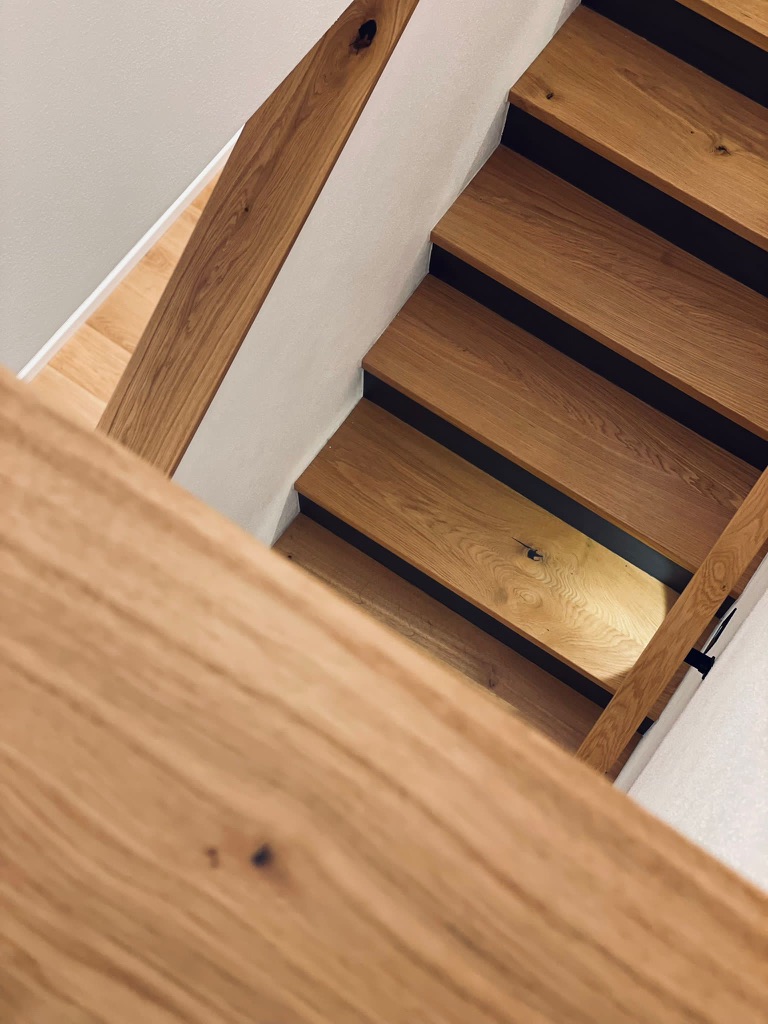 Detailreiche Massivholztreppe mit Schattenfuge