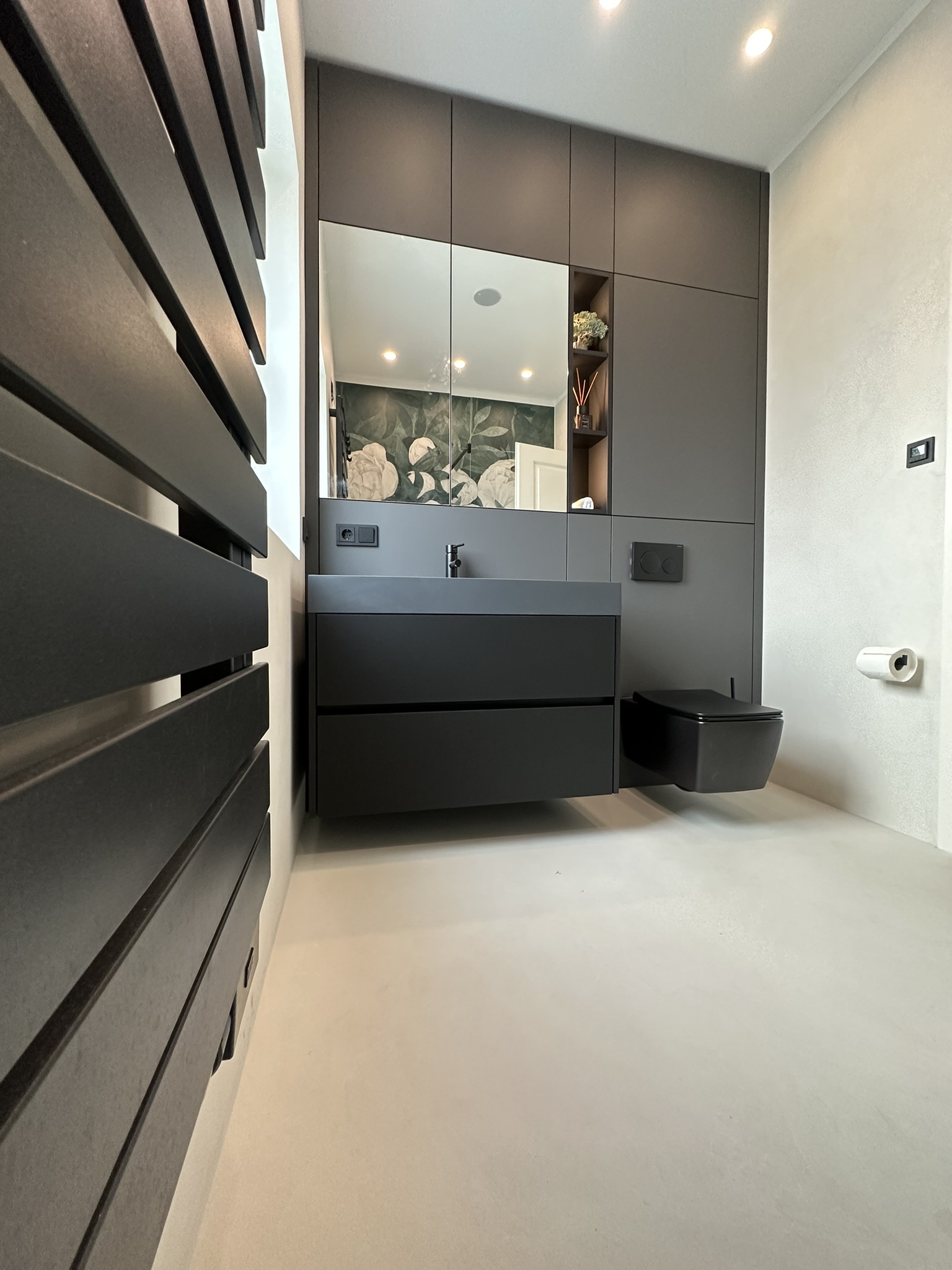 Modernes Badezimmer in Anthrazit