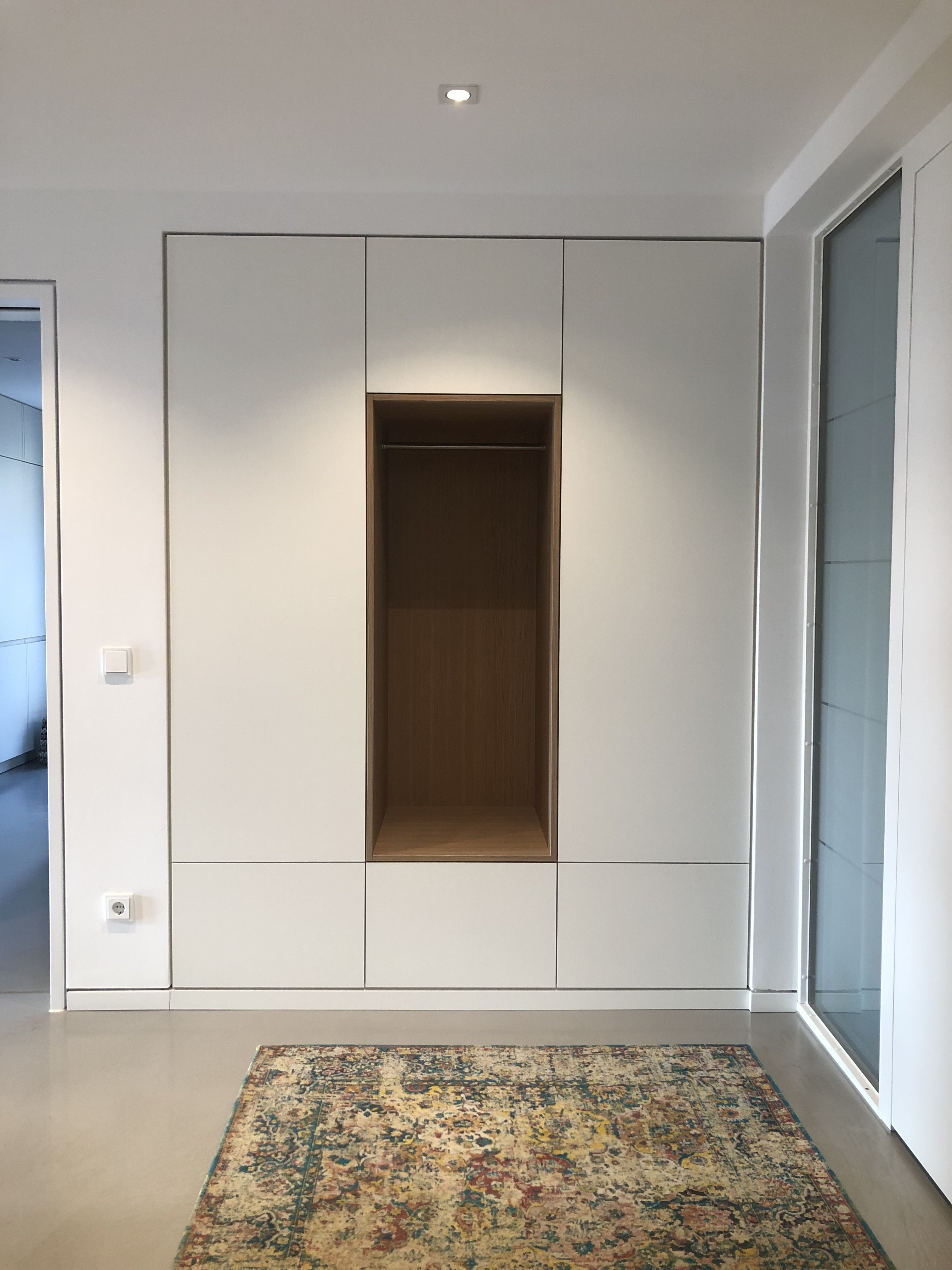 Raumhoher Einbauschrank mit Garderobennische in Eiche