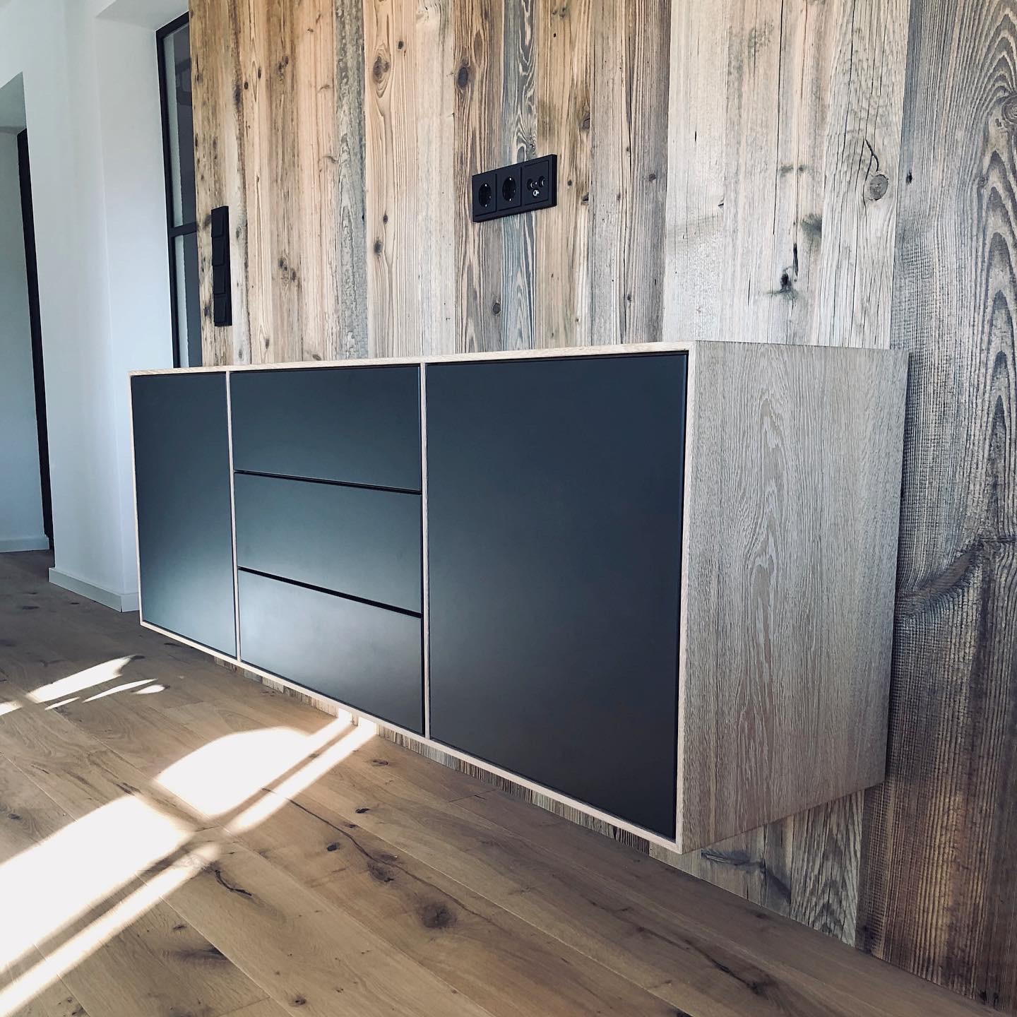 Schwebendes Sideboard vor Altholz-Wand