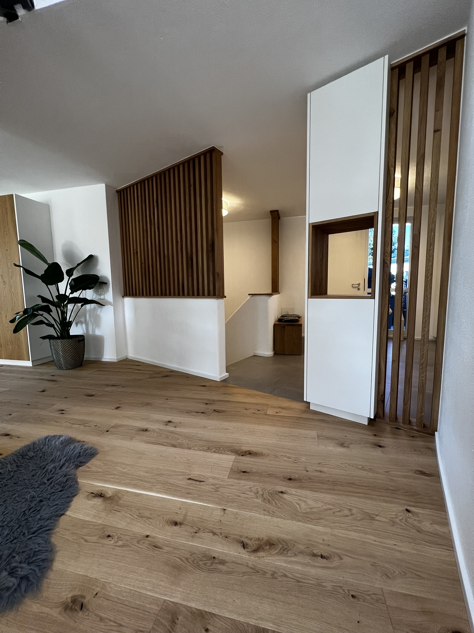 Moderner Innenausbau mit Holzlamellen und Einbauten
