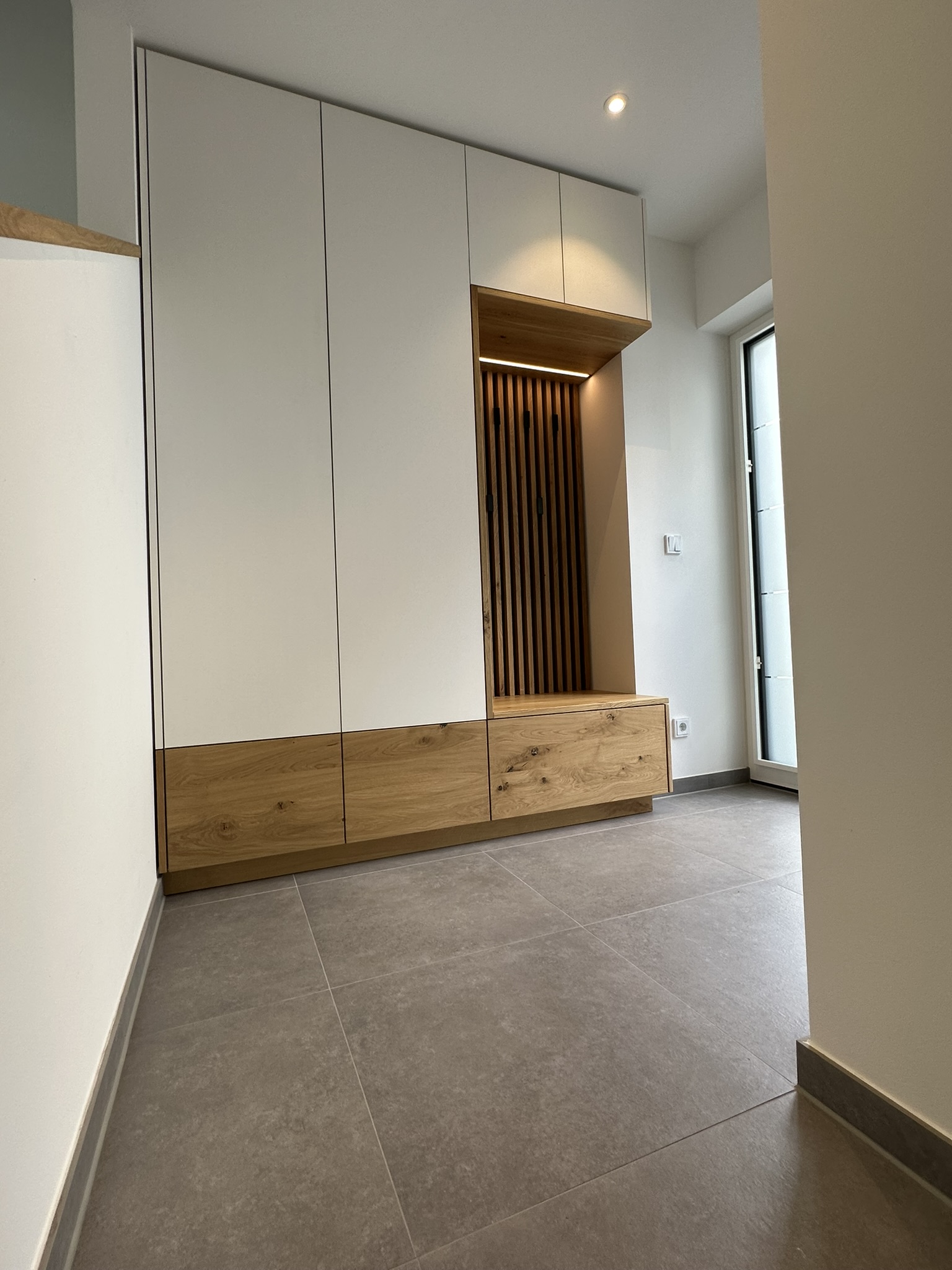 Einbauschrank mit Garderobenlösung in Eiche & Weiß — Vorschau 2